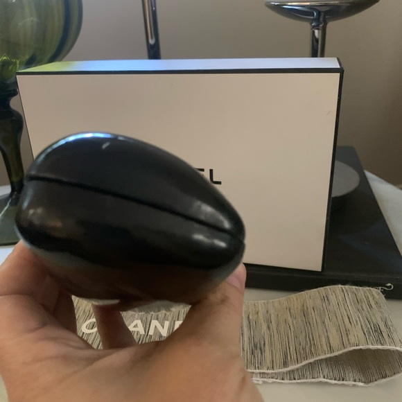 CHANEL Vintage Button Clamsell Eyeglass case - Curved shape for large Lenses - Picture 7 of 7